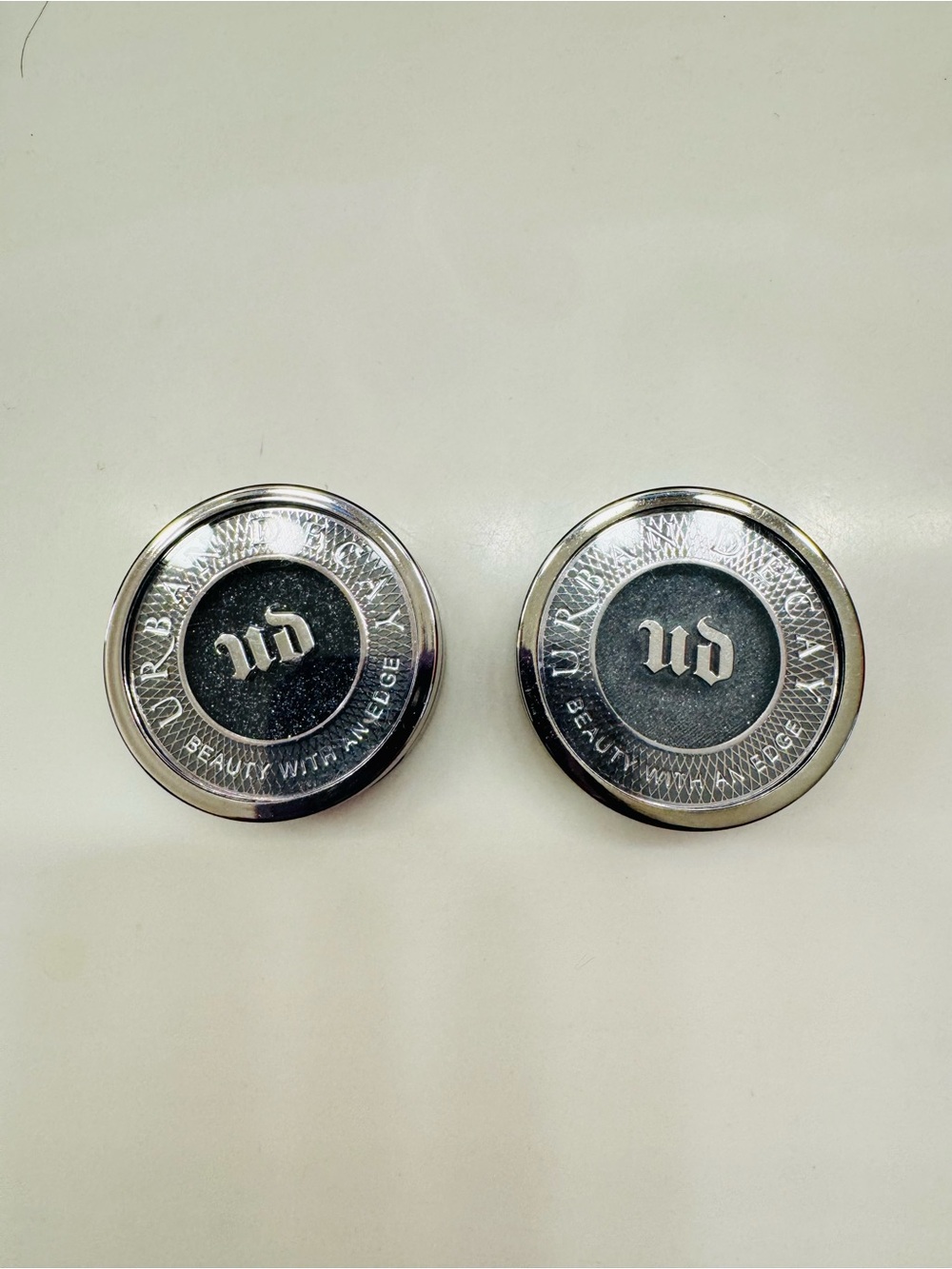 Urban Decay Discontinued Eyeshadows 
(Set of 2!) in Gunmetal & Oil Slick